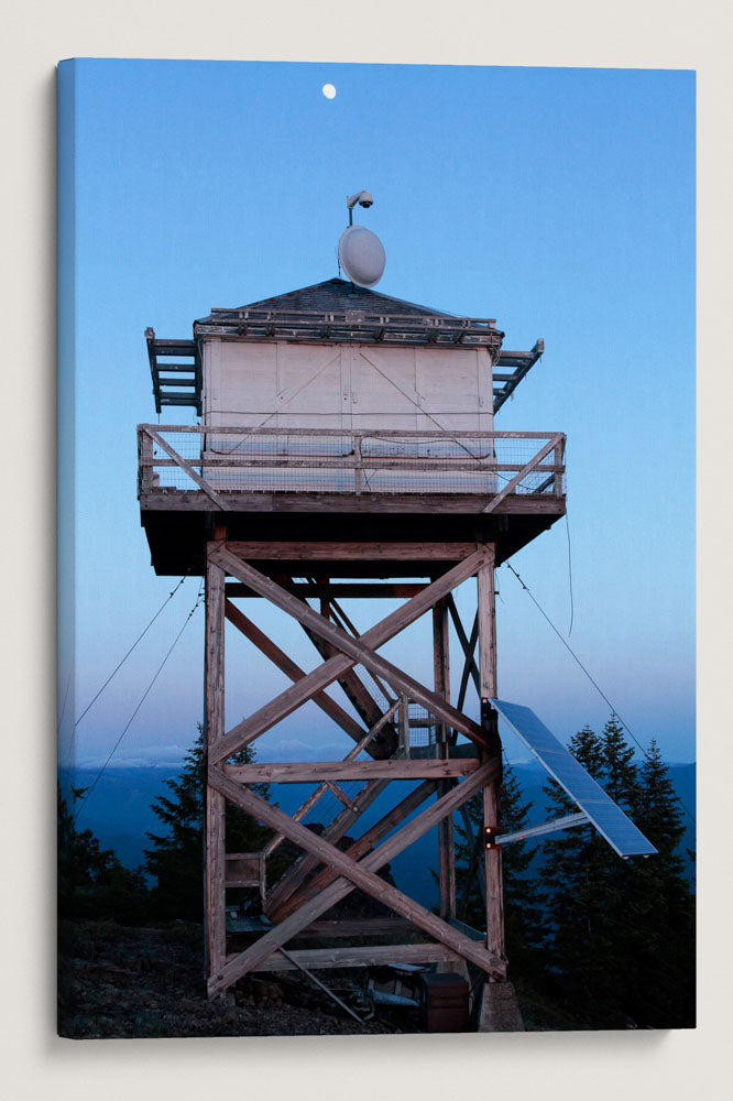 Illahe Rock Fire Lookout and Moon, Umpqua National Forest, Oregon