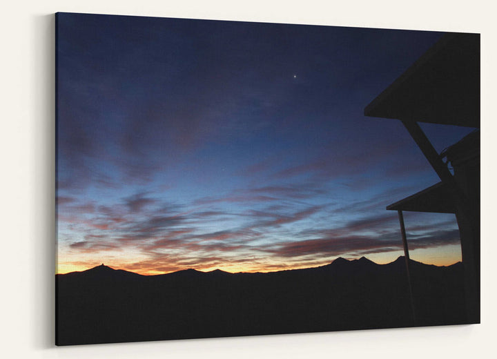 Cascade Crest at sunrise, Carpenter Mountain fire lookout, Oregon