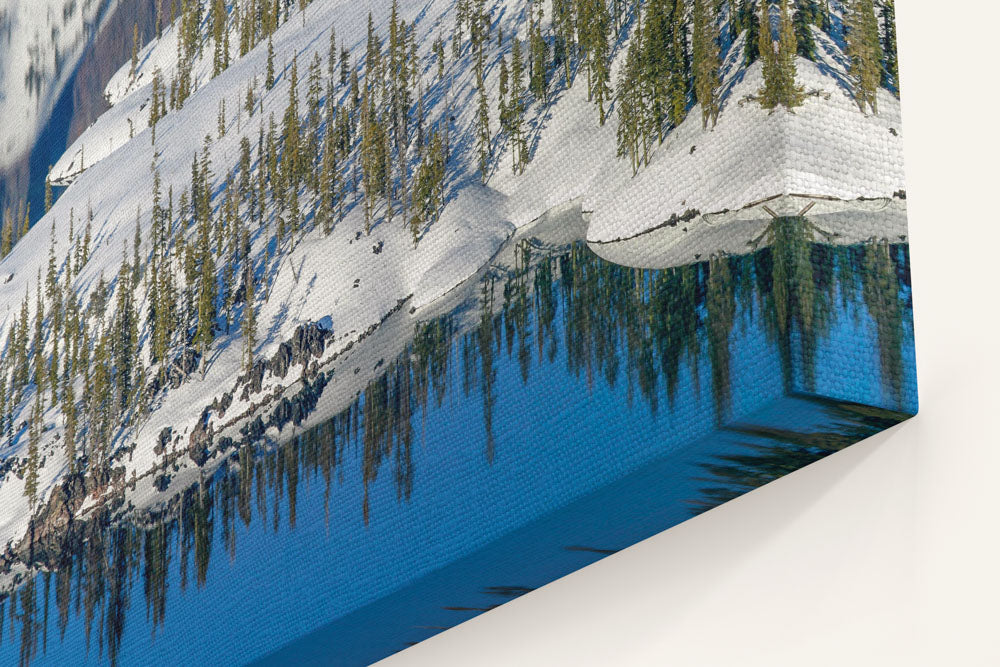 Wizard Island Winter Snow Shoreline, Crater Lake National Park, Oregon, USA