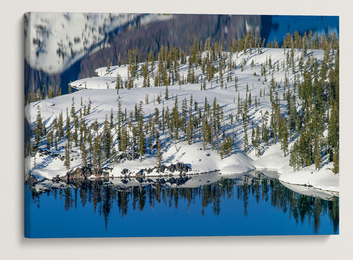 Wizard Island Winter Snow Shoreline, Crater Lake National Park, Oregon, USA