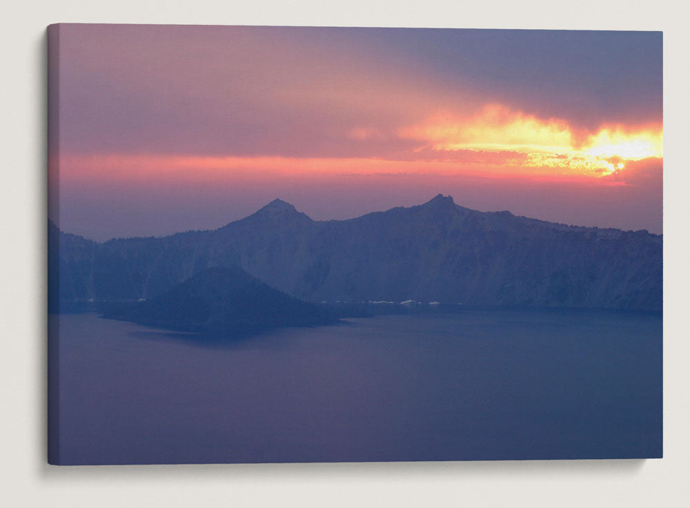 Wizard Island and Crater Lake, Crater Lake National Park, Oregon, USA