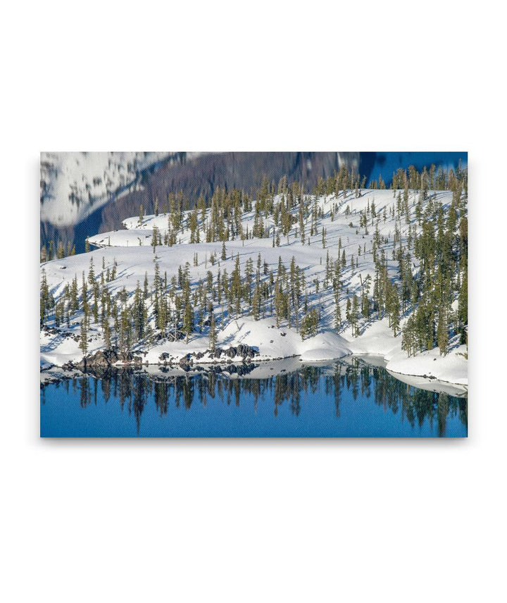 Wizard Island Winter Snow Shoreline, Crater Lake National Park, Oregon, USA