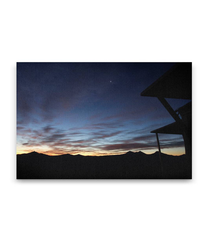 Cascade Crest at sunrise, Carpenter Mountain fire lookout, Oregon